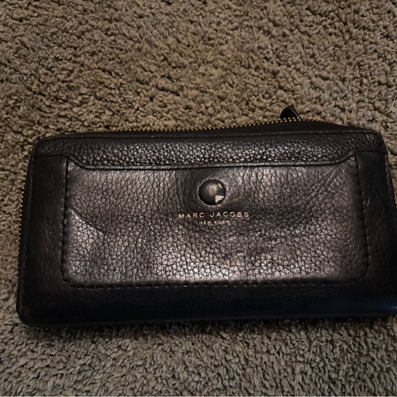 Marc Jacobs Handbags - Marc Jacobs Black Leather Zip Wallet